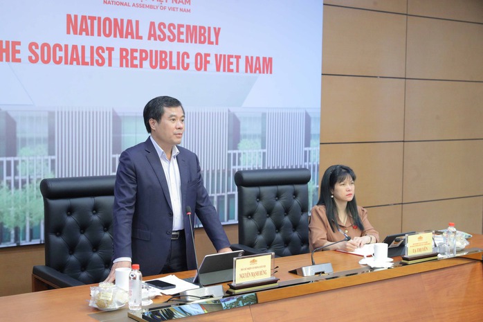 Phó Chủ nhiệm Văn phòng Quốc hội Nguyễn Mạnh Hùng phát biểu tại hội nghị

