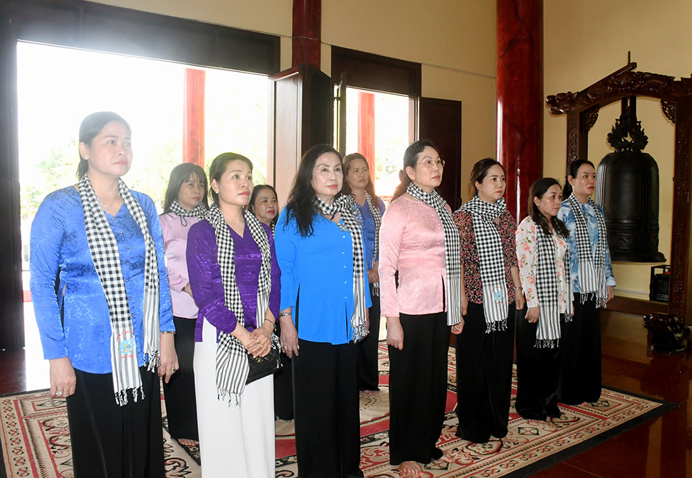 Đại biểu viếng, dâng hương nữ tướng Nguyễn Thị Định.