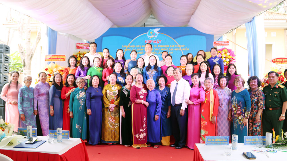 Đại biểu chụp ảnh lưu niệm sau buổi họp mặt.