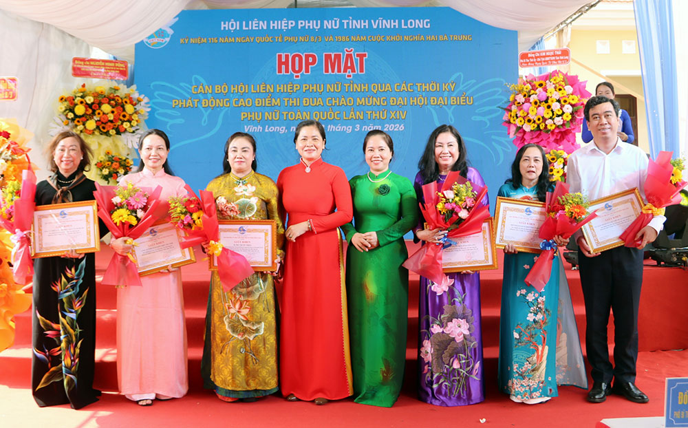 Lãnh đạo Hội LHPN tỉnh khen thưởng tập thể, cá nhân tích cực đóng góp vật chất ủng hộ đồng bào miền Trung, Tây Nguyên khắc phục bão, lũ.