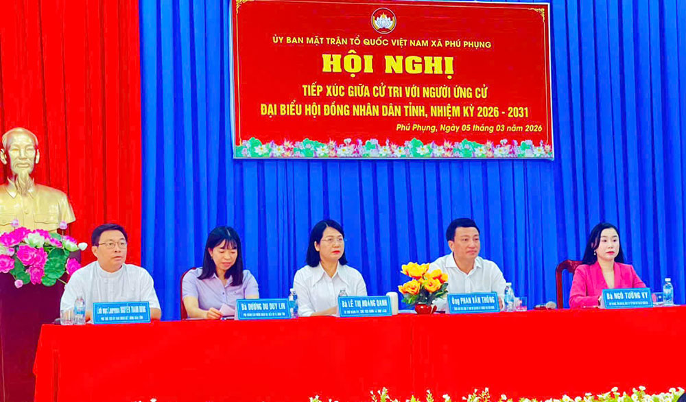 Các ứng cử viên đơn vị bầu cử số 17 tiếp xúc cử tri xã Phú Phụng. Ảnh: Ng. Sơn