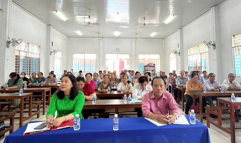 Cử tri xã Phước Long tham dự hội nghị. Ảnh: L. Trang