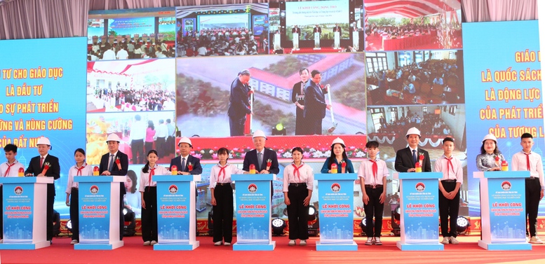 Phó Thủ tướng Thường trực Nguyễn Hòa Bình cùng các đại biểu thực hiện nghi thức khởi công xây dựng trường tại tỉnh Hà Tĩnh - Ảnh: VGP/Nguyễn Hoàng