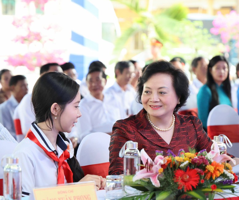 Phó Thủ tướng Phạm Thị Thanh Trà trò chuyện, động viên các em học sinh tại điểm cầu Trường Phổ thông nội trú Tiểu học và Trung học cơ sở Ba Chúc, xã Ba Chúc, tỉnh An Giang - Ảnh: VGP/Thu Giang