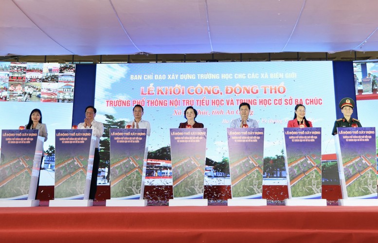 Bí thư Trung ương Đảng, Phó Thủ tướng Phạm Thị Thanh Trà và Phó Chủ nhiệm Thường trực Văn Phòng Chính Phủ Đặng Xuân Phong thực hiện nghi thức khởi công xây dựng trường tại tỉnh An Giang - Ảnh: VGP/Thu Giang