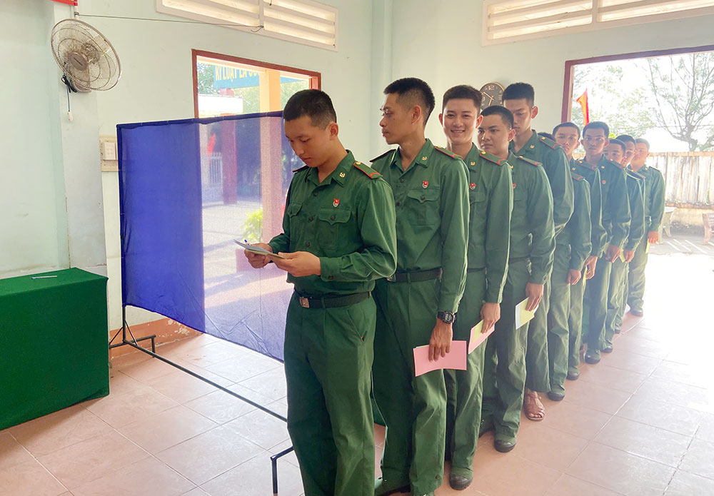 Các chiến sĩ tại Tiểu đoàn Huấn luyện Ban Chỉ huy Bộ đội Biên phòng tỉnh tham gia bầu cử tại tổ bầu cử số 7, xã Tân Thủy.