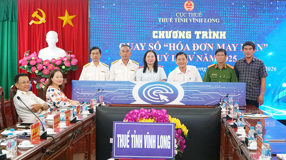 Hội đồng giám sát chương trình tiến hành quay số trên phần mềm quay số “Hoá đơn may mắn” quý III, IV/2025.