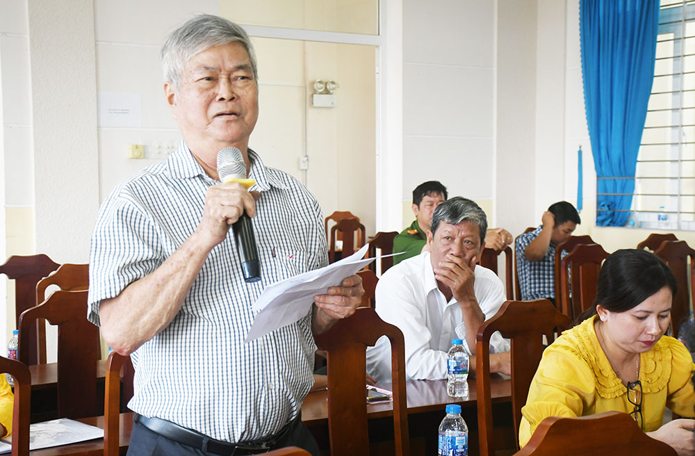 Cử tri Hồ Trung Thành, khu phố Bình Khởi, phường Sơn Đông phát biểu ý kiến tại hội nghị.

