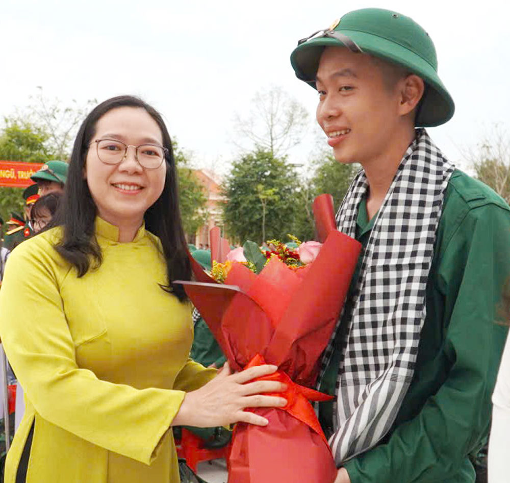 Đồng chí Nguyễn Thị Hồng Nhung - Phó Chủ tịch Thường trực Ủy ban MTTQ Việt Nam tỉnh động viên tân binh lên đường nhập ngũ.