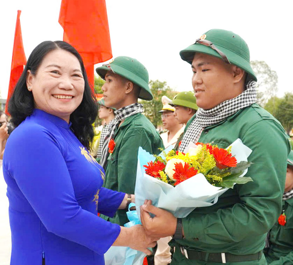 Đồng chí Nguyễn Thị Bé Mười - Tỉnh ủy viên, Phó Chủ tịch UBND tỉnh động viên tân binh lên đường nhập ngũ.
