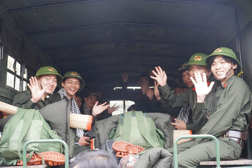 Các tân binh phấn khởi chào tạm biệt người thân trước giờ lên đường nhập ngũ.
