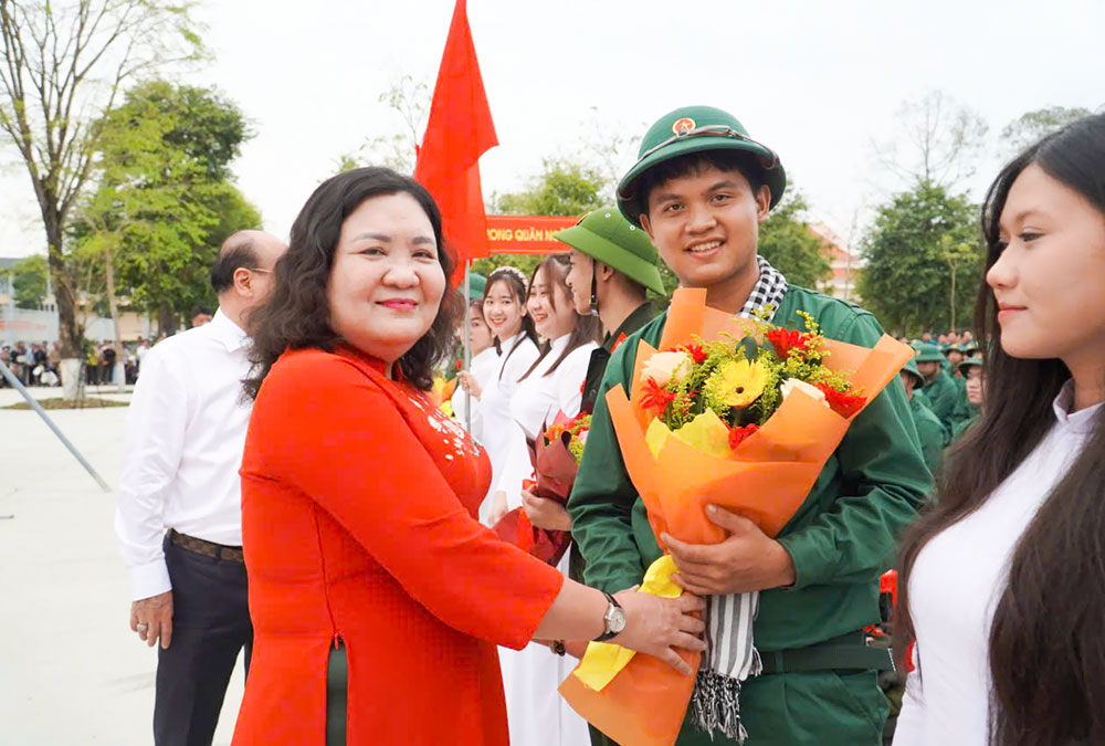 Đồng chí Hồ Thị Hoàng Yến động viên tân binh lên đường nhập ngũ.