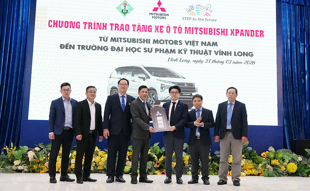Đại diện Trường ĐH Sư phạm kỹ thuật Vĩnh Long và Công ty TNHH Ô tô Mitsubishi Việt Nam thực hiện nghi thức bàn giao xe Mitsubishi Xpander.