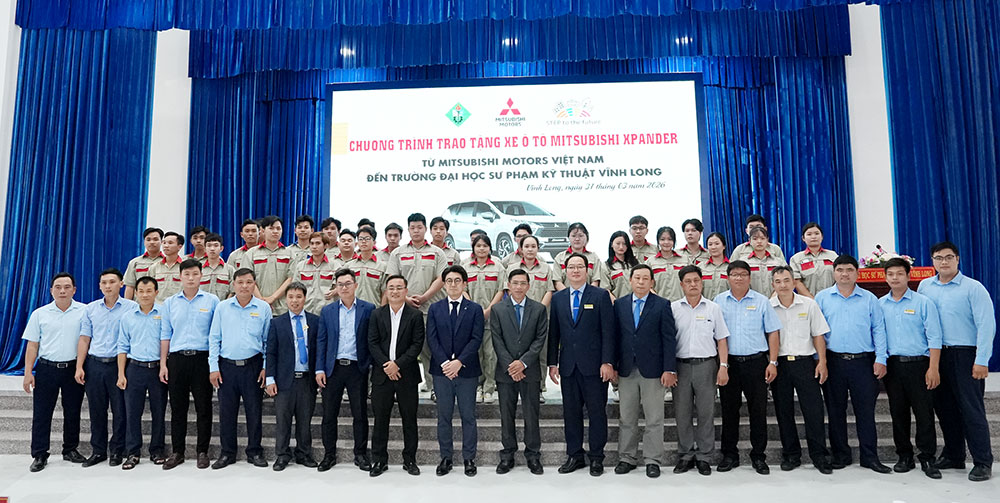 Lãnh đạo nhà trường, doanh nghiệp và giảng viên, sinh viên Khoa Cơ khí động lực chụp ảnh lưu niệm.