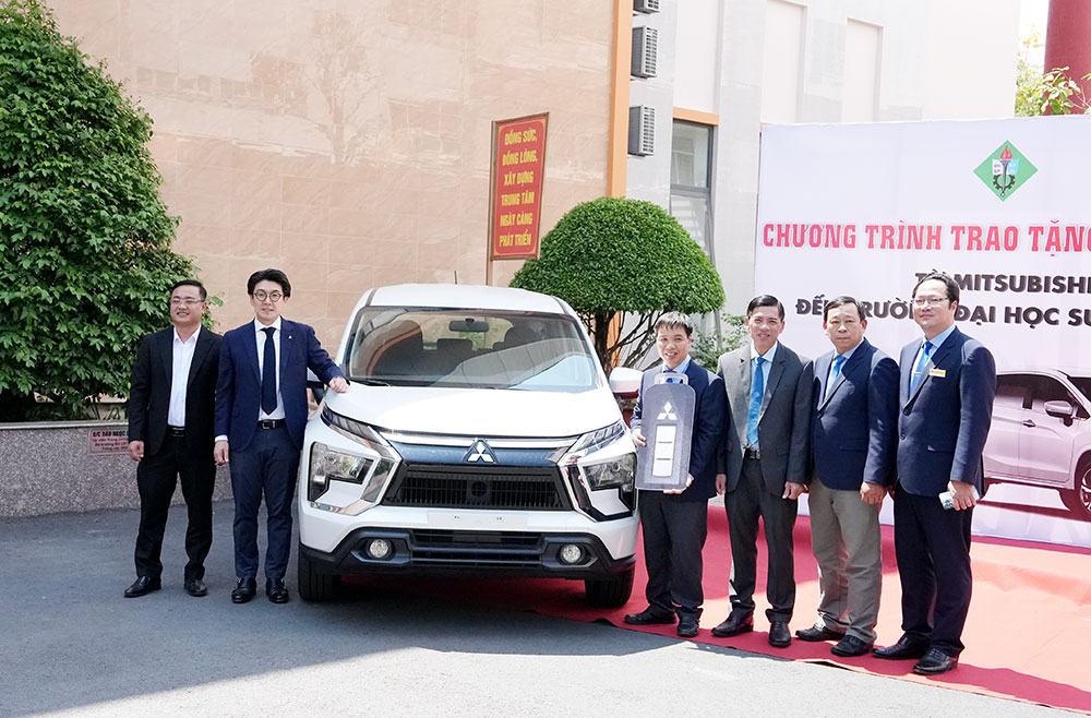Đại diện Trường ĐH Sư phạm kỹ thuật Vĩnh Long và Công ty TNHH Ô tô Mitsubishi Việt Nam bên chiếc xe Mitsubishi Xpander được tài trợ, phục vụ công tác giảng dạy và thực hành.