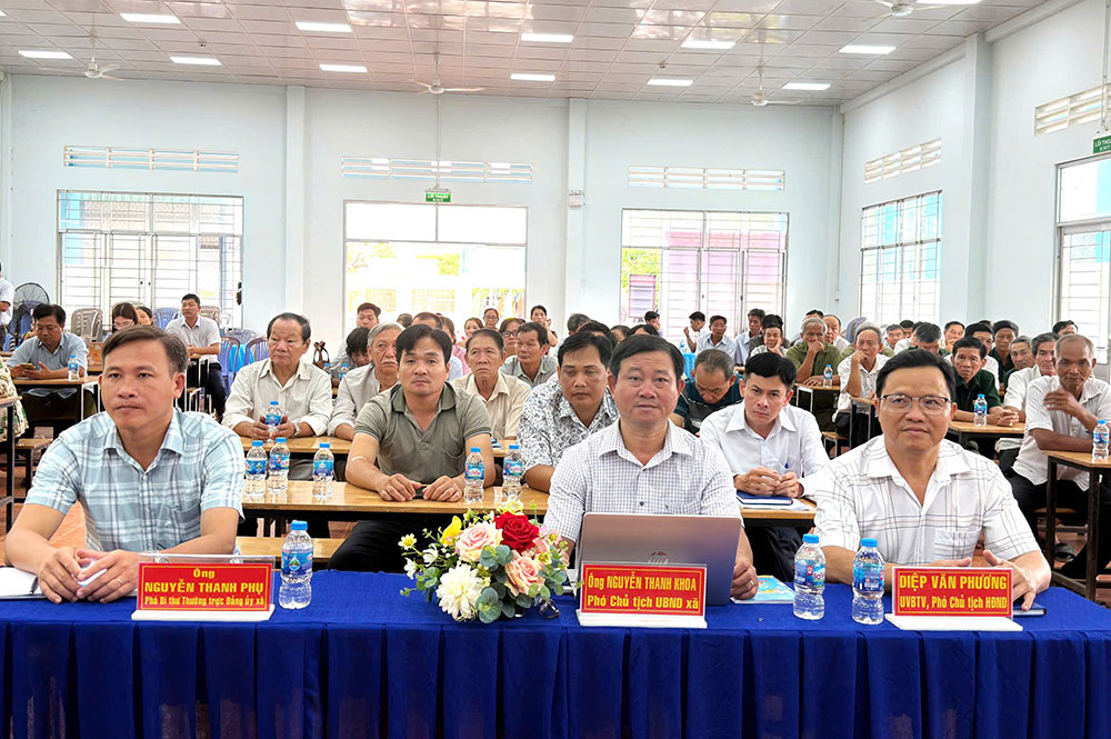 Cử tri xã Tân Hào tham dự hội nghị. Ảnh: L. Trang