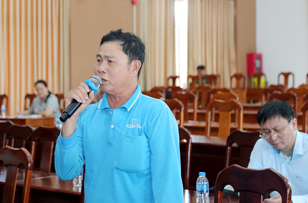 Cử tri phát biểu ý kiến tại buổi tiếp xúc.