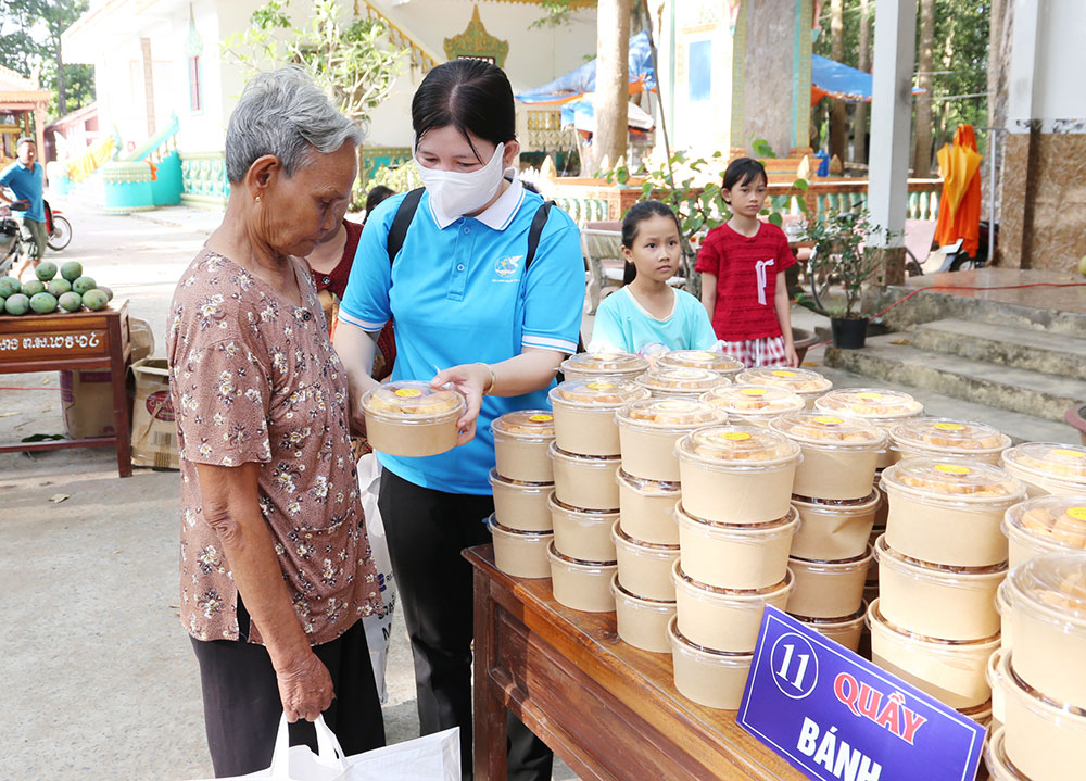 Bà Liêng Thị Thanh Vân- Chủ tịch Hội Liên hiệp phụ nữ xã Hàm Giang quà cho người dân tham gia “Chợ tết 0 đồng”.