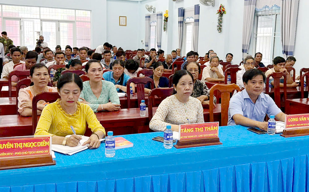 Lãnh đạo xã Tập Sơn và người dân dự buổi tiếp xúc cử tri.