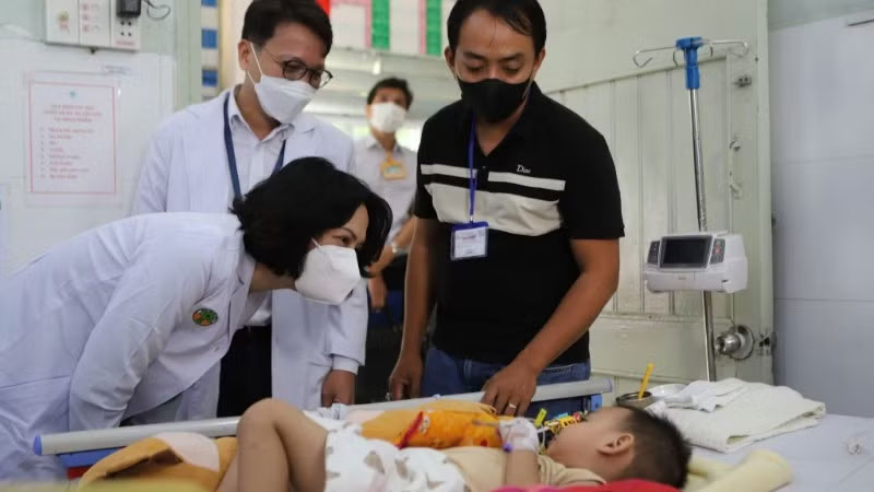 Phó Giáo sư, Tiến sĩ Nguyễn Thị Liên Hương, Thứ trưởng Y tế thăm hỏi bệnh nhi mắc tay chân miệng nằm tại Bệnh viện Nhi đồng 2.