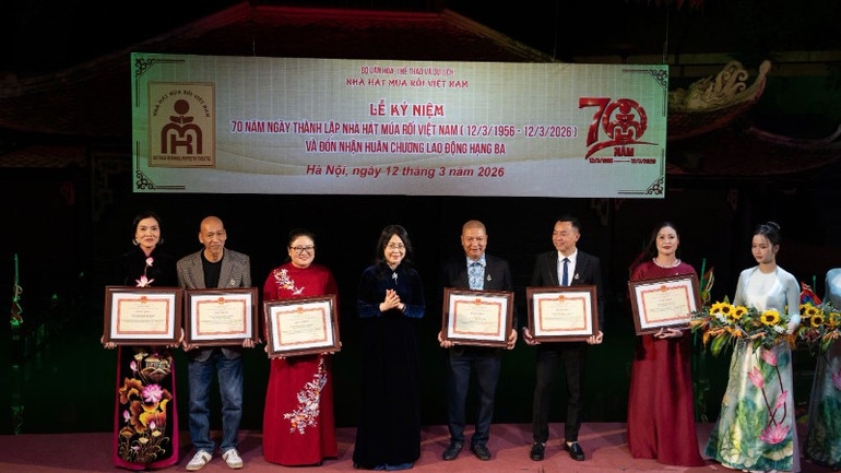 Ủy viên Trung ương Đảng, Thứ trưởng Thường trực Văn hóa, Thể thao và Du lịch Lâm Thị Phương Thanh trao Bằng khen của Bộ trưởng Văn hóa, Thể thao và Du lịch cho các tập thể xuất sắc thuộc Nhà hát Múa rối Việt Nam.
