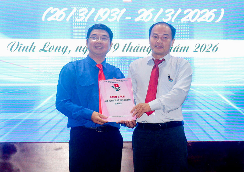 Trao danh sách đoàn viên ưu tú giới thiệu cho Đảng năm 2026.