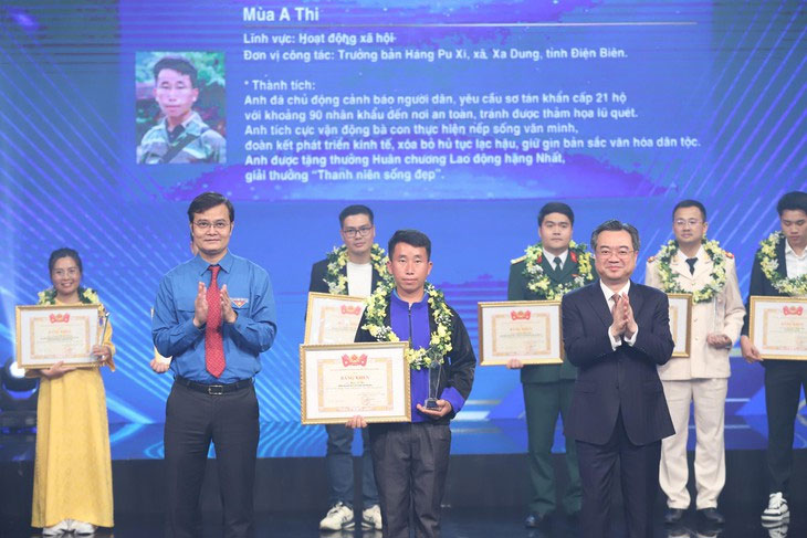 Ông Nguyễn Thanh Nghị (bên phải) và Bí thư thứ nhất Trung ương Đoàn trao bằng khen và biểu trưng cho 10 Gương mặt trẻ Việt Nam tiêu biểu 2025 - Ảnh: ĐĂNG HẢI