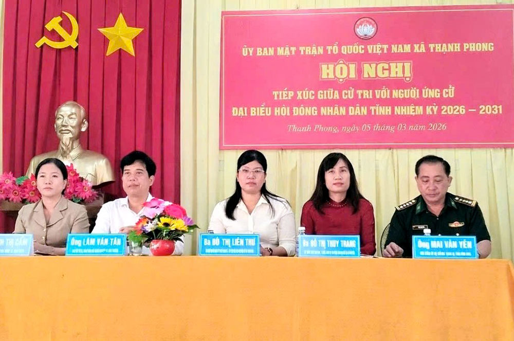 Các ứng cử viên đơn vị bầu cử số 20 tiếp xúc cử tri xã Thạnh Phong. Ảnh: M. Nương.