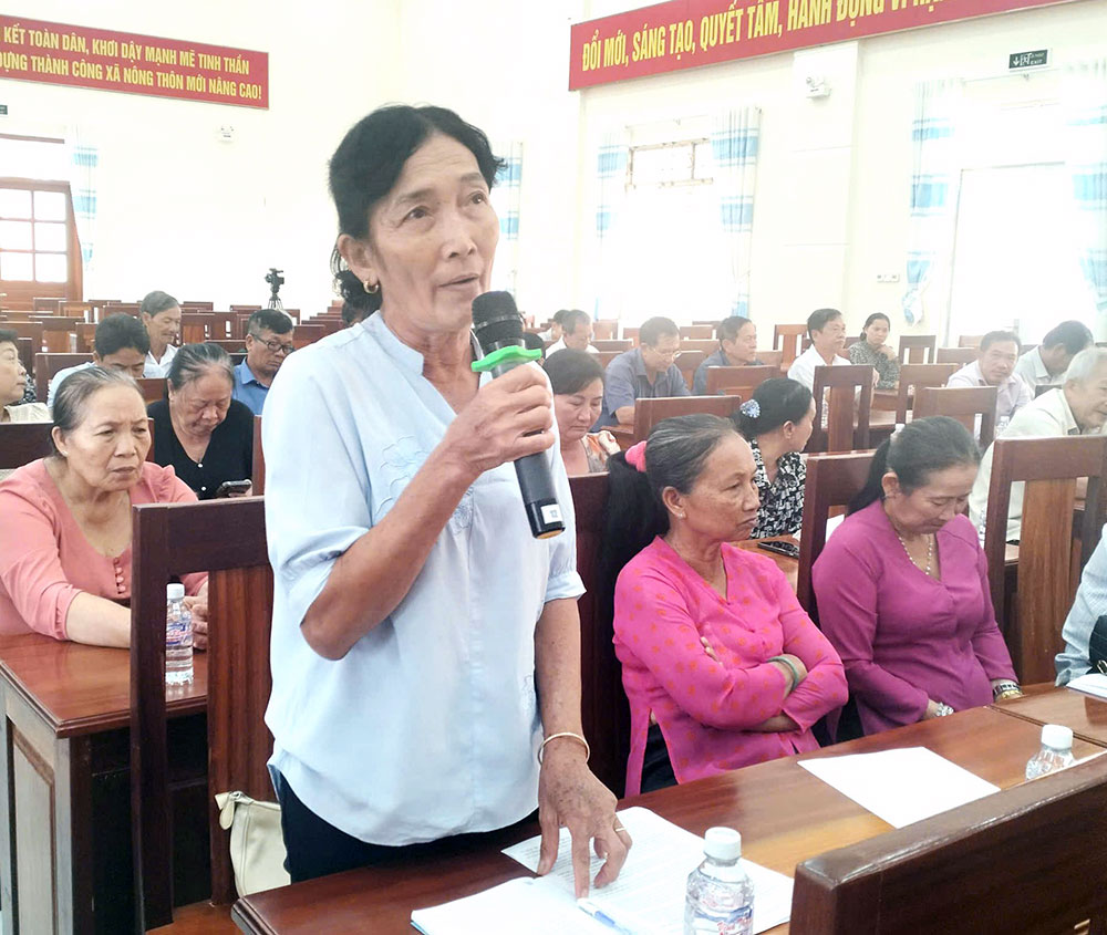 Cử tri xã Thạnh Phú nêu vấn đề quan tâm tại hội nghị. Ảnh: M. Nương