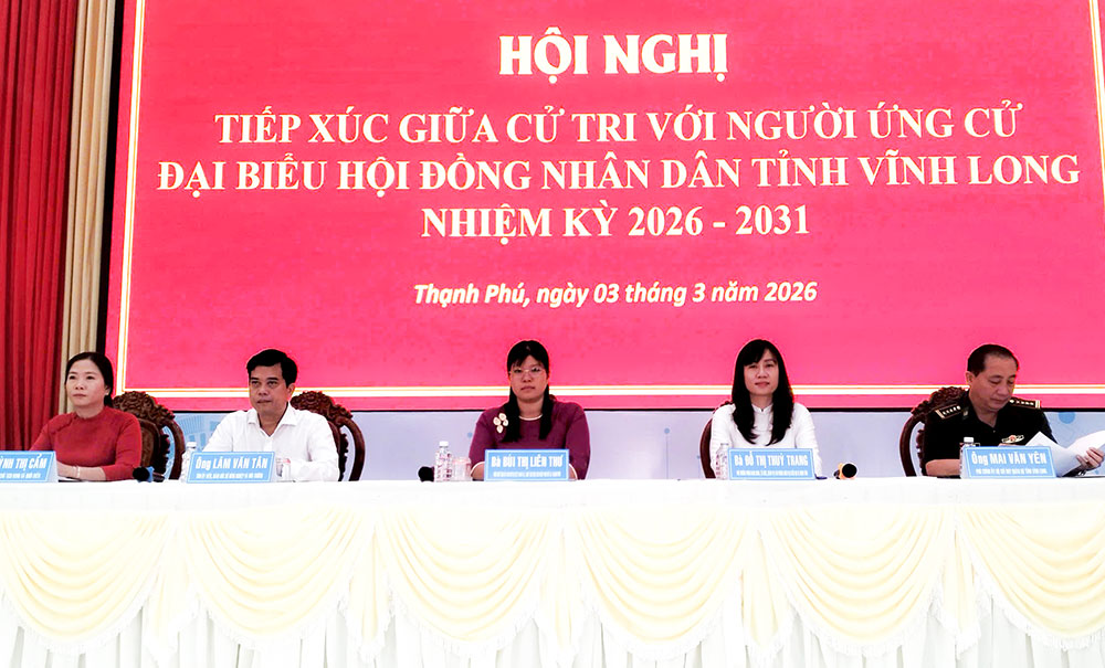 Các ứng cử viên thuộc đơn vị bầu cử số 20 tiếp xúc cử tri xã Thạnh Phú. Ảnh: M. Nương