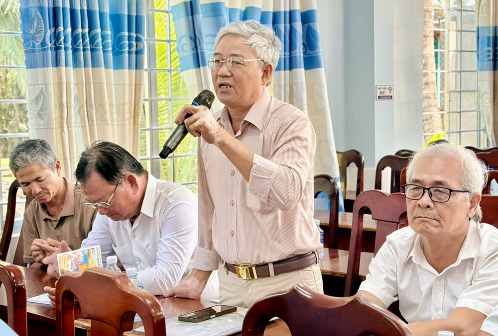 Cử tri xã Bình Đại phát biểu ý kiến.

