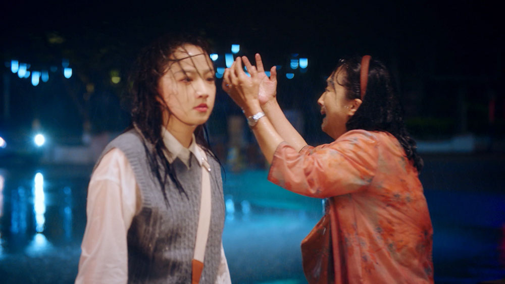 Bữa tiệc sinh nhật tuổi 18 đáng mong chờ bỗng chốc trở thành khoảnh khắc định mệnh. Một vụ tai nạn kinh hoàng không chỉ dừng lại ở những vết thương thể xác, mà còn mở ra cục diện cười ra nước mắt. Đó là cuộc hoán đổi thân phận giữa hai thế hệ đầy rẫy mâu thuẫn chưa kịp hóa giải.