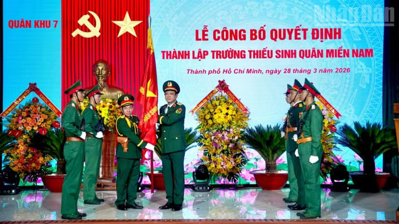 Thượng tướng Nguyễn Trường Thắng, Thứ trưởng Bộ Quốc phòng trao Quân kỳ Quyết thắng cho Trường Thiếu sinh quân miền Nam. (Ảnh: NHẬT THÀNH)