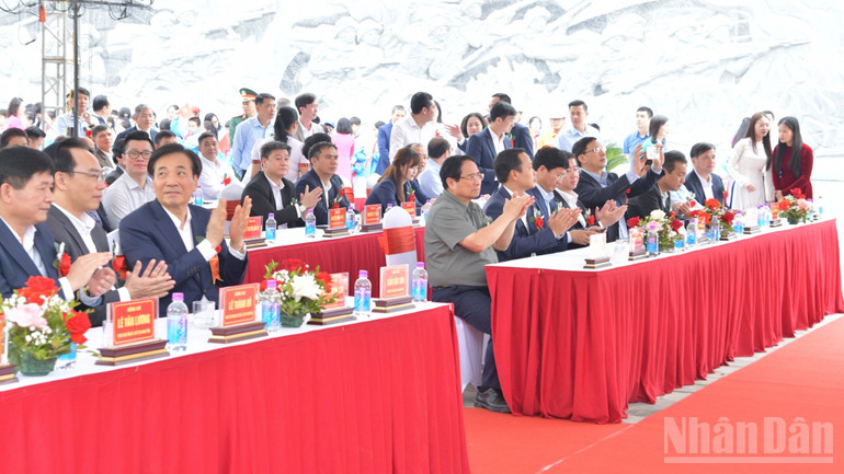 Thủ tướng Phạm Minh Chính và các đồng chí lãnh đạo, đại biểu tham dự lễ khánh thành. (Ảnh: THANH GIANG)