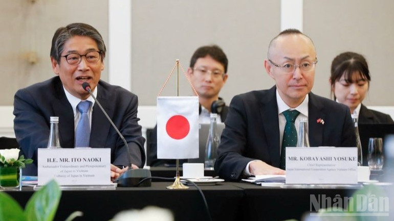 Đại sứ Nhật Bản Ito Naoki và Trưởng Đại diện JICA Việt Nam Kobayashi Yosuke trong một phiên thảo luận về tăng trưởng kinh tế tại Việt Nam.