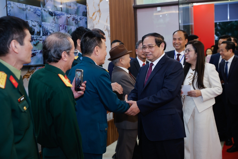 Thủ tướng Chính phủ Phạm Minh Chính và Phu nhân cùng cử tri khu vực bỏ phiếu số 21 - Ảnh: VGP/Nhật Bắc