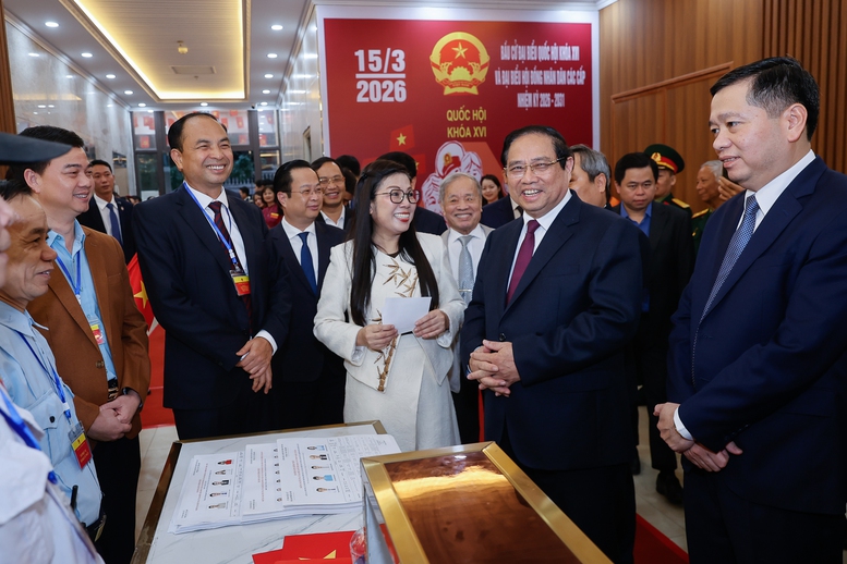 Thủ tướng Chính phủ Phạm Minh Chính và Phu nhân trò chuyện với cử tri khu vực bỏ phiếu số 21 - Ảnh: VGP/Nhật Bắc