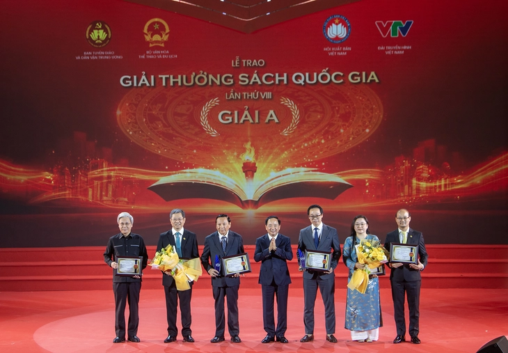 Thượng tướng Trịnh Văn Quyết (giữa) trao giải cho tác giả và đại diện đơn vị làm sách nhận giải A - Ảnh: VIỆT LINH

