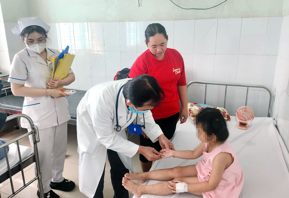 Trẻ em mắc bệnh tay chân miệng điều trị tại Khoa Nhi, Bệnh viện Đa khoa Vĩnh Long.