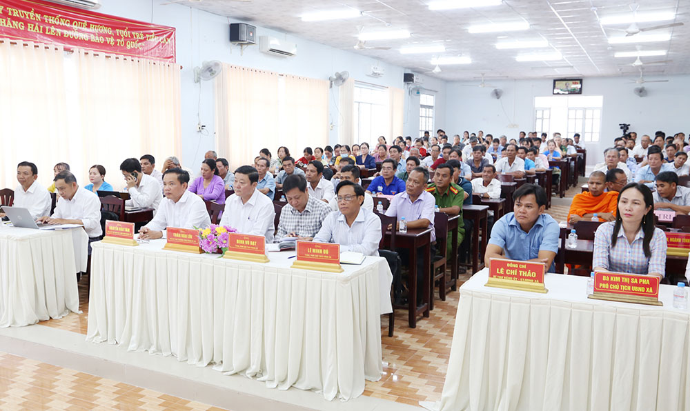 Lãnh đạo 2 địa phương và người dân dự buổi tiếp xúc cử tri.