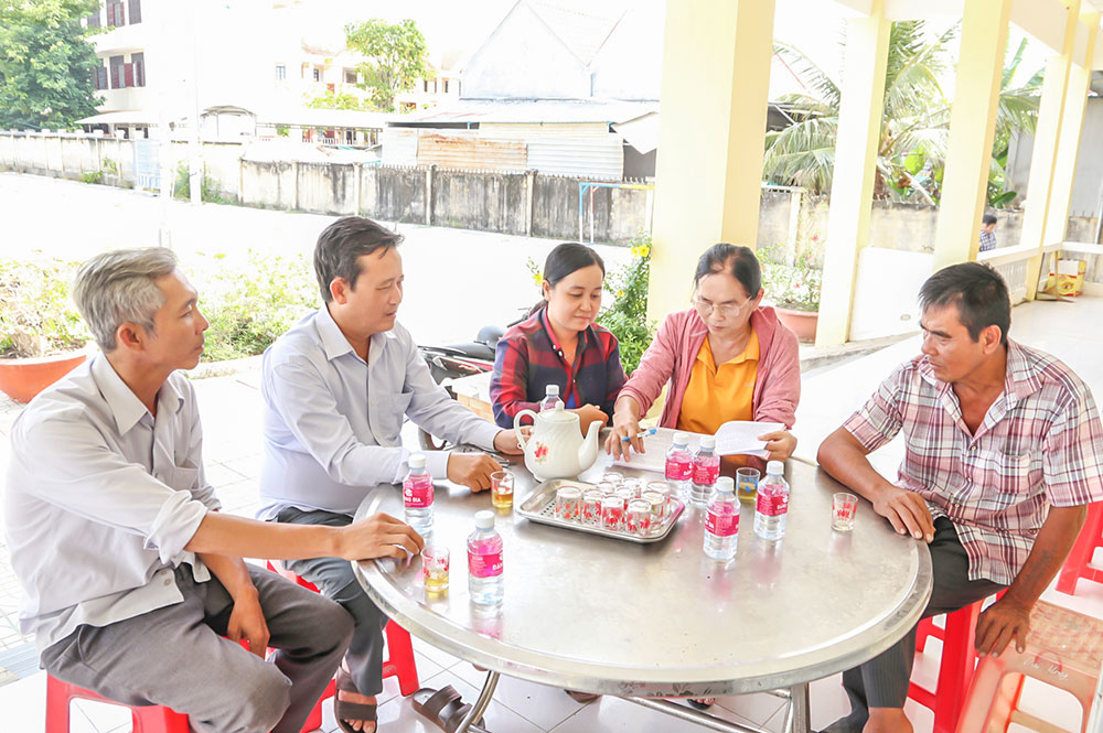 Đảng viên Chi bộ ấp Đại Mong trao đổi thực hiện mô hình “Chi bộ bốn tốt”.