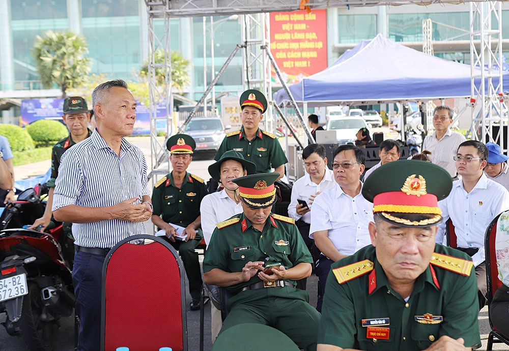Đại diện lãnh đạo Báo và phát thanh - truyền hình Vĩnh Long góp ý chương trình.
