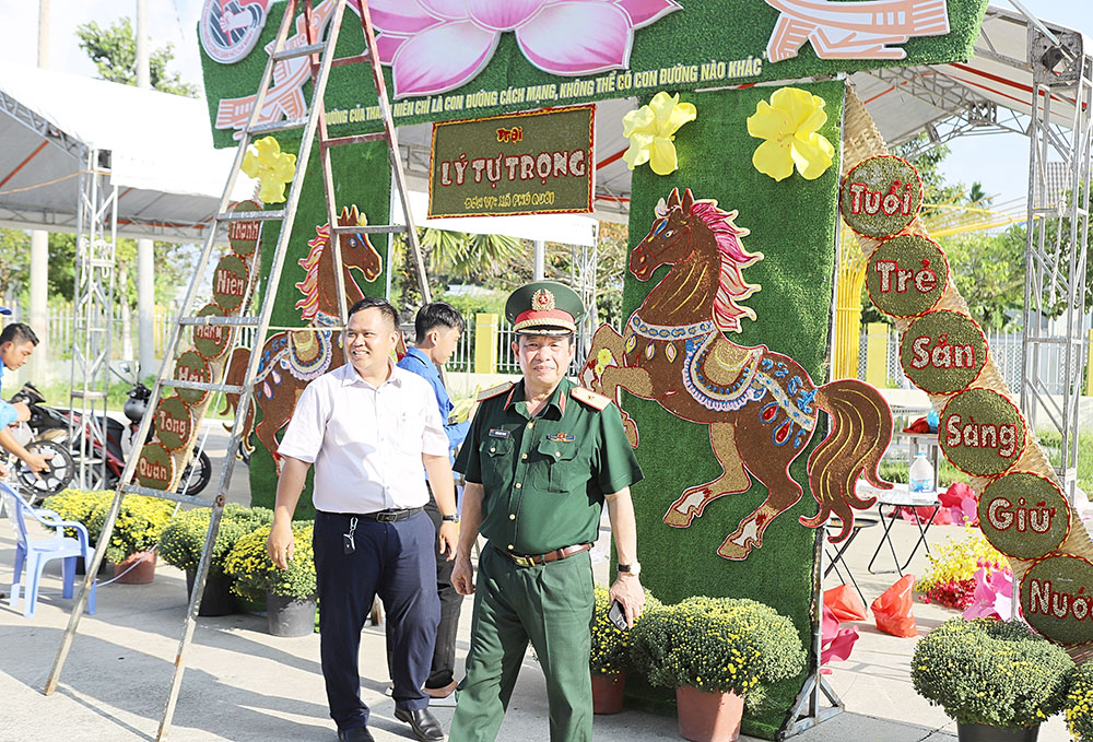 Thiếu tướng Trần Minh Trang kiểm tra khu vực hội trại.