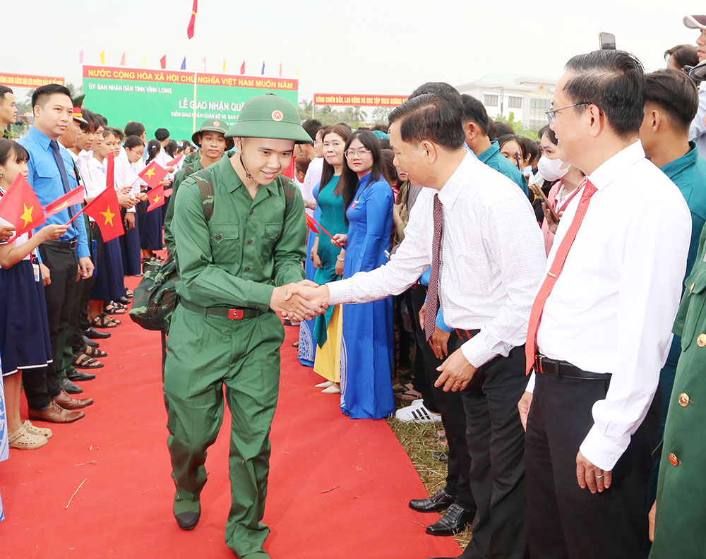 Bí thư Tỉnh ủy Trần Văn Lâu động viên các tân binh lên đường nhập ngũ. Ảnh: NGỌC XOÀN

