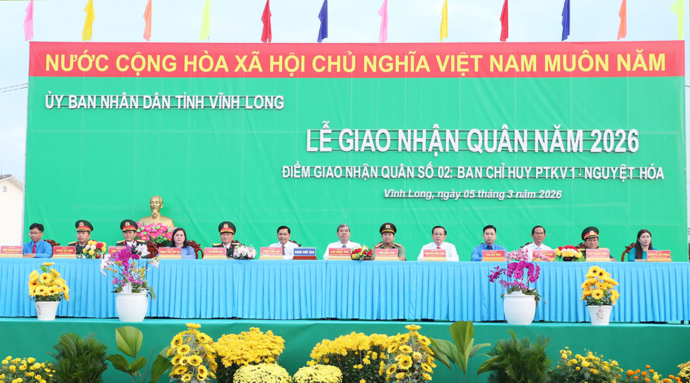 Đại biểu chủ trì điểm giao nhận quân số 2 Ban Chỉ huy phòng thủ Khu vực 1- Nguyệt Hóa. Ảnh: NGỌC XOÀN
