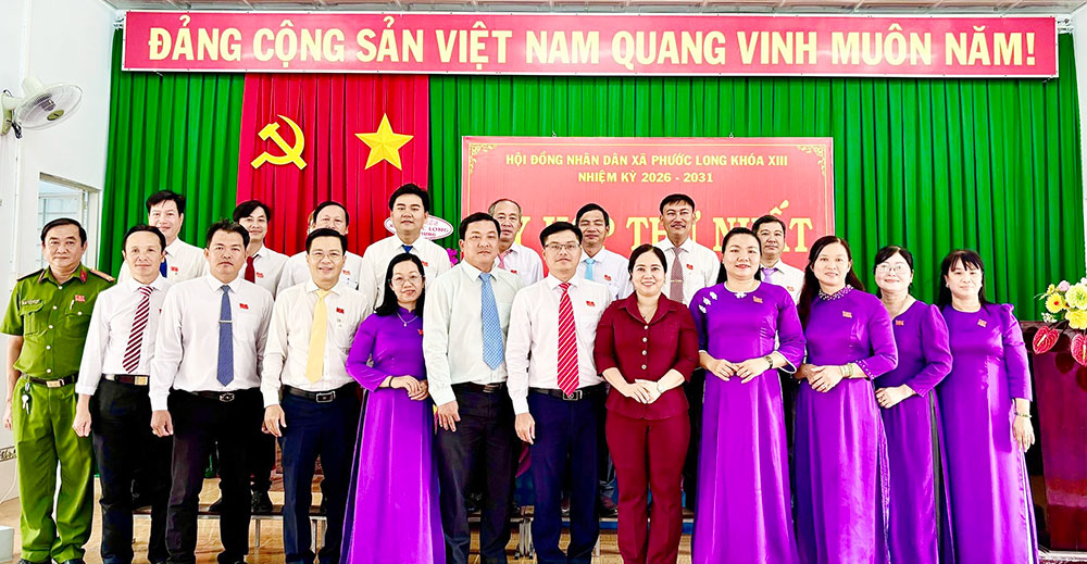 Đồng chí Nguyễn Thị Kim Thoa - Chủ tịch Hội Liên hiệp Phụ nữ tỉnh chụp hình lưu niệm cùng các đại biểu tại kỳ họp.