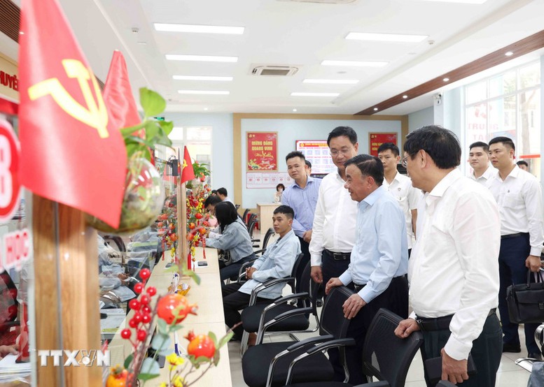 Thường trực Ban Bí thư Trần Cẩm Tú thăm Trung tâm Hành chính công phường Thanh Khê, TP. Đà Nẵng - Ảnh: TTXVN

