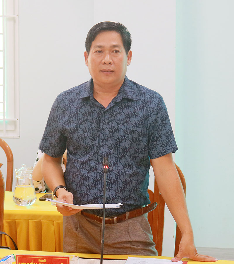 Đồng chí Nguyễn Trung Kiên- Phó Trưởng Ban Tuyên giáo và Dân vận Tỉnh ủy chia sẻ khái quát về tình hình kinh tế, chính trị, xã hội của tỉnh.