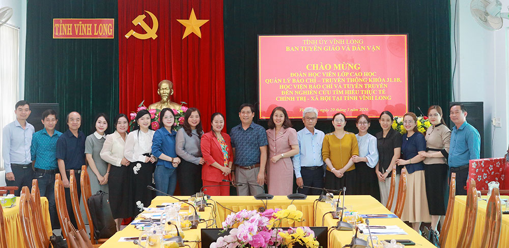 Đoàn chụp ảnh lưu niệm.