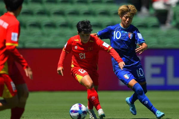 Pha tranh bóng giữa Vạn Sự với cầu thủ Đài Bắc Trung Hoa - Ảnh: AFC